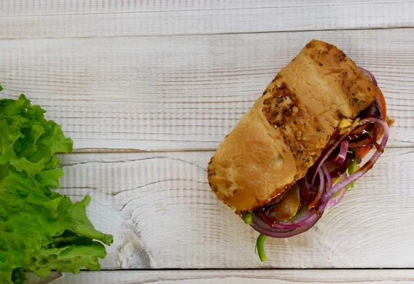 Sandwiches mit Salat, Zwiebeln, Salami, Paprika, Schinken, Käse — Stockfoto