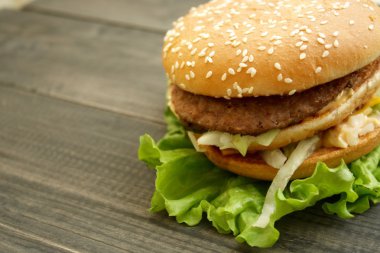 hamburger ve patates ahşap kesme tahtası
