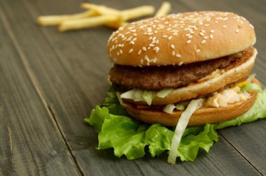 hamburger ve patates ahşap kesme tahtası