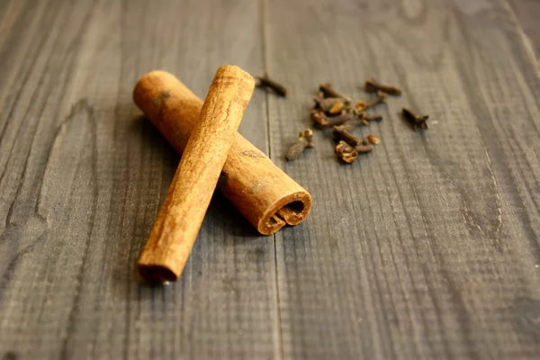 Cloves and cinnamon — Stock Photo, Image