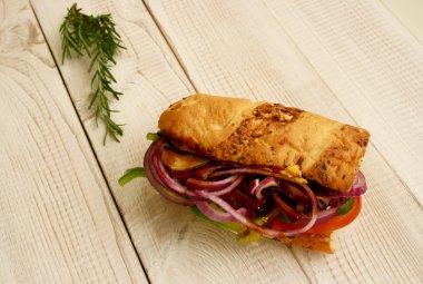 sandviç salata, soğan, salam, sucuk, jambon, peynir ve