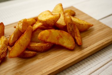 Masanın üstüne kavrulmuş patates