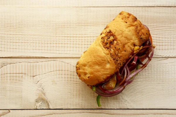 Broodjes met sla, ui, salami, pepperoni, ham, kaas en — Stockfoto