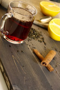 ahşap masa üzerinde baharatlar ile Kupası