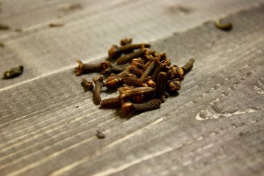 Turuncu masanın üstüne tarçın