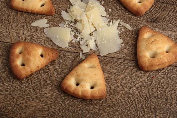 Hjemmelavet ost cookies træbord - Stock-foto