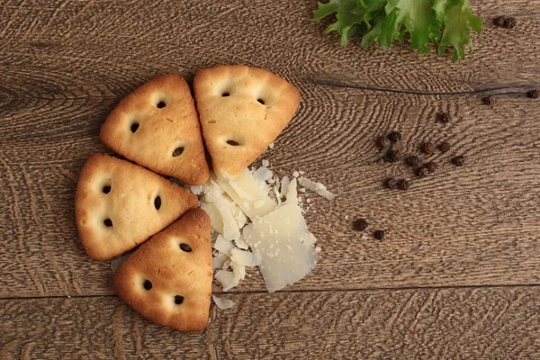 Domácí sýrové sušenky dřevěný stůl — Stock fotografie