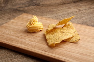 Peynir soslu cips ahşap arka plan üzerinde