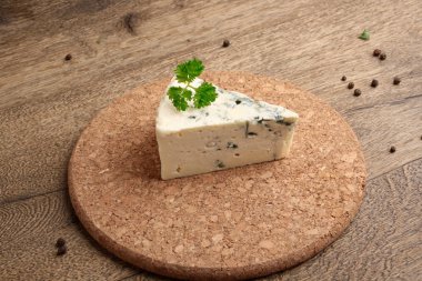 Mavi peynir ahşap arka plan Fransız