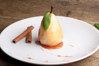 şurubu ile pişmiş armut