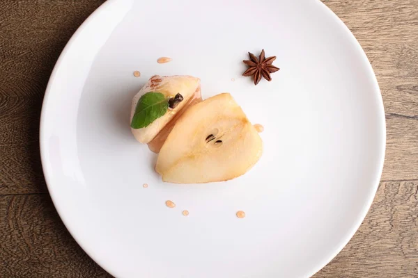 şurubu ile pişmiş armut