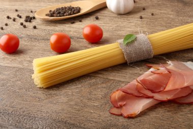 Makarna carbonara için malzemeler