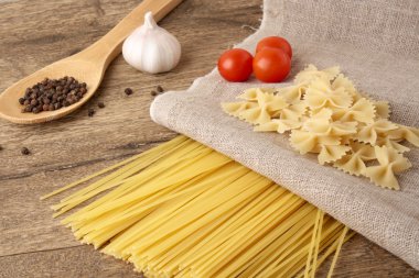 Makarna Carbonara farfalle için malzemeler