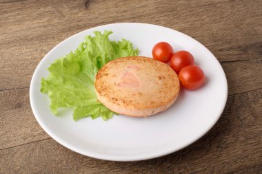 Ahşap arka plan üzerinde ızgara fishcake