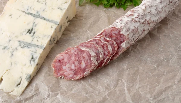 Blauwe kaas en pittige salami — Stockfoto