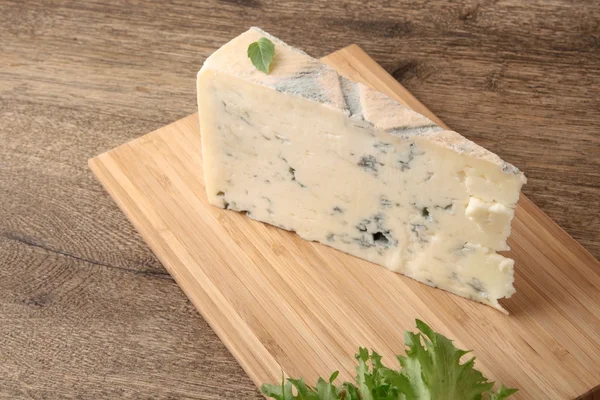 Kék sajt darab bazsalikom — Stock Fotó