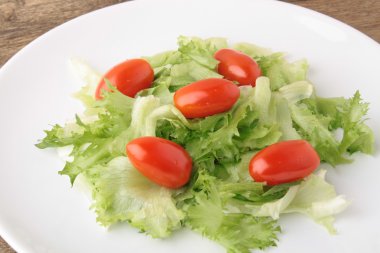 Ahşap arka plan üzerinde taze salata