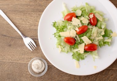 Taze salata bir ahşap zemin üzerine parmesan