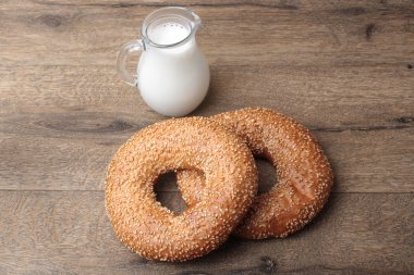 Susam ve süt ile simit