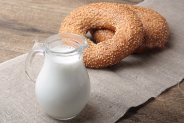 Susam ve süt ile simit