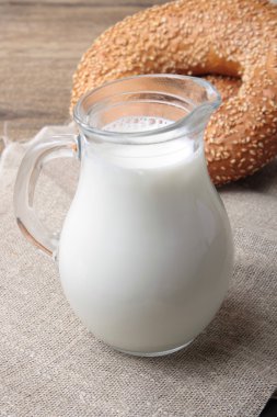 Susam ve süt ile simit