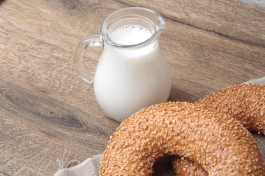 Susam ve süt ile simit