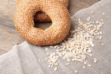 Susam ve süt ile simit