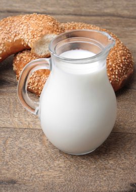 Susam ve süt ile simit