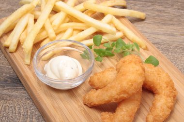 Kızarmış karides ve patates kızartması