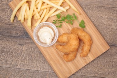 Kızarmış karides ve patates kızartması