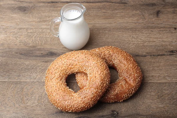 Bagel med sesamfrön och mjölk — Stockfoto