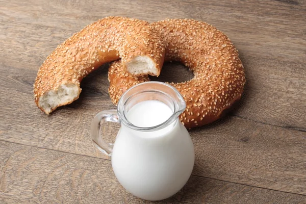 Bagel med sesamfrön och mjölk — Stockfoto