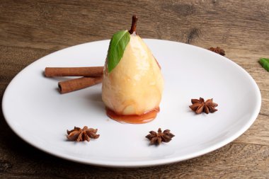 şurubu ile pişmiş armut