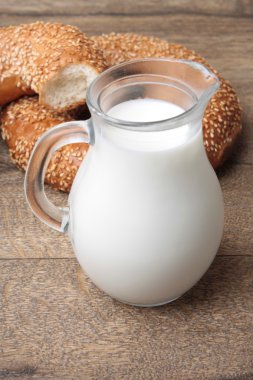 Susam ve süt ile simit