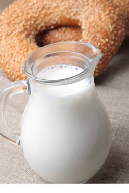 Susam ve süt ile simit