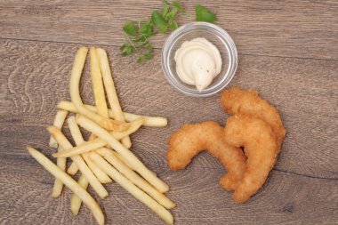 Kızarmış karides ve patates kızartması