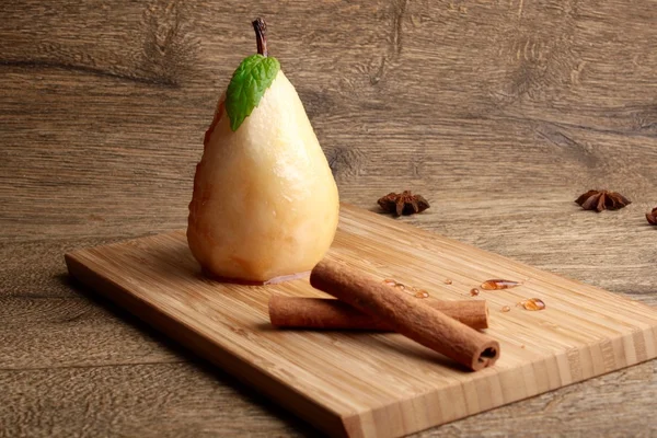 şurubu ile pişmiş armut