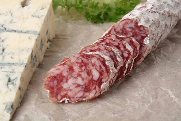 Blauwe kaas en pittige salami — Stockfoto