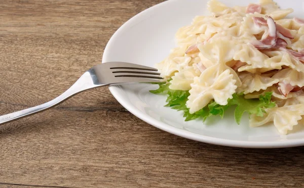 Farfalle macarrão com bacon — Fotografia de Stock