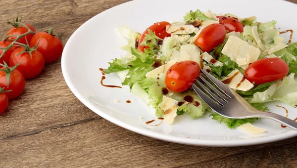 Taze salata bir ahşap zemin üzerine parmesan — Stok fotoğraf