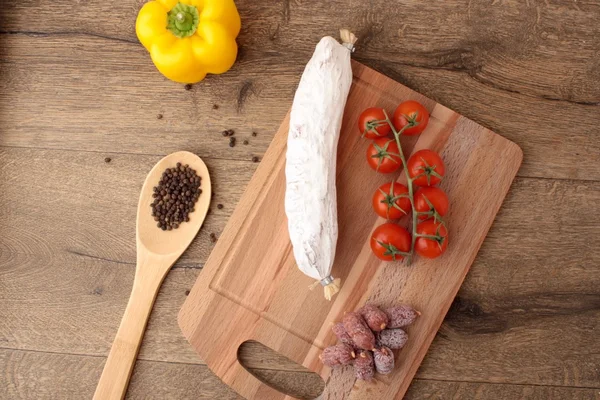 Salsicha, pêssego e salame — Fotografia de Stock