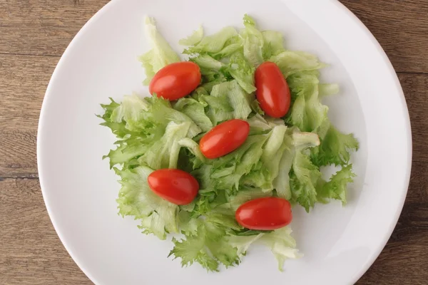 Verse salade op een houten achtergrond — Stockfoto