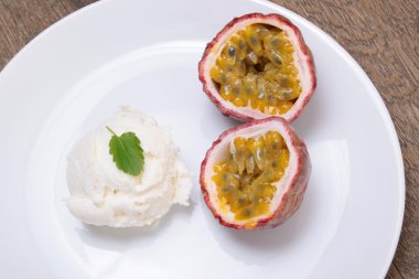 Passion fruit tepesi ile süt dondurma