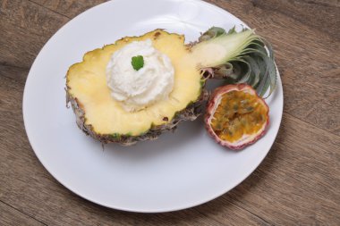 küçük ananas meyve sorbe dondurma