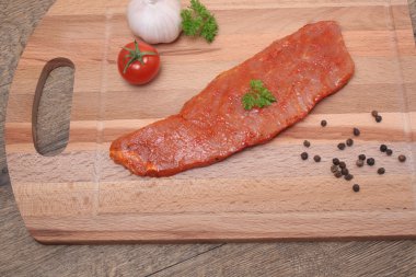 Domuz eti boyun dilimleri bir plaka üzerinde