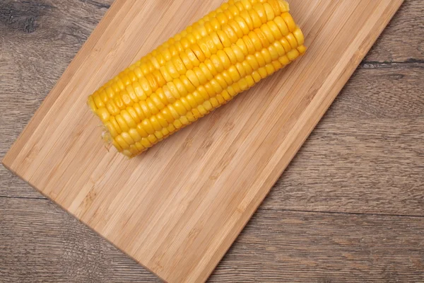 Čerstvé vařené klasy kukuřice na dřevěné desce — Stock fotografie