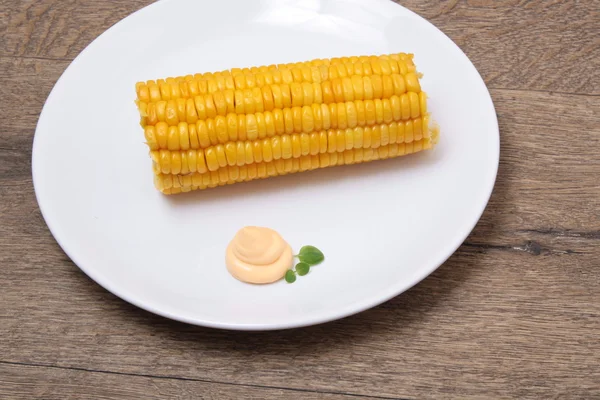 Maíz de mazorca recién hervido en un plato de madera — Foto de Stock