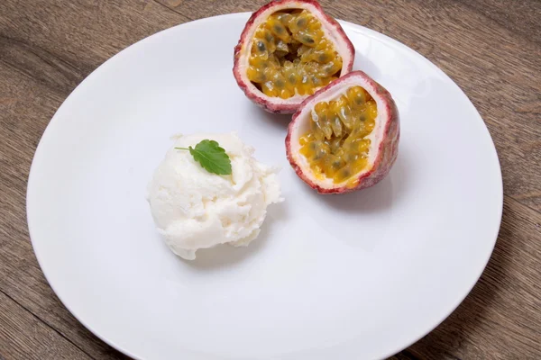 Helado de leche con cobertura de fruta de la pasión — Foto de Stock