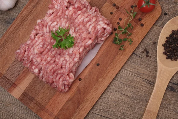 Rauw gehakt vlees met peper, knoflook — Stockfoto