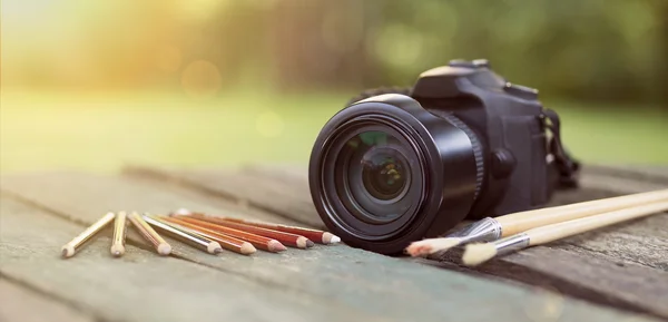 Kamera med penna och pensel — Stockfoto